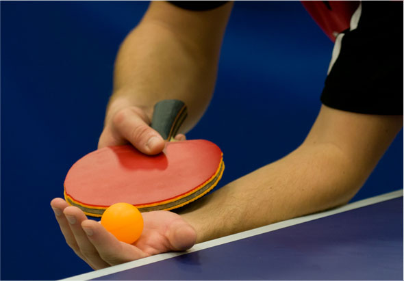 Raquettes Et Balles De Ping-pong Sur Table De Jeu Avec Filet