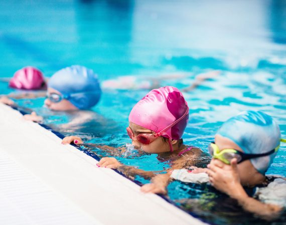 Apprendre à nager aux tout petits avec les bassins mobiles