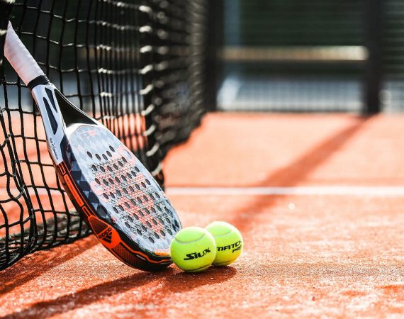 Padel : une rencontre entre le squash et le tennis
